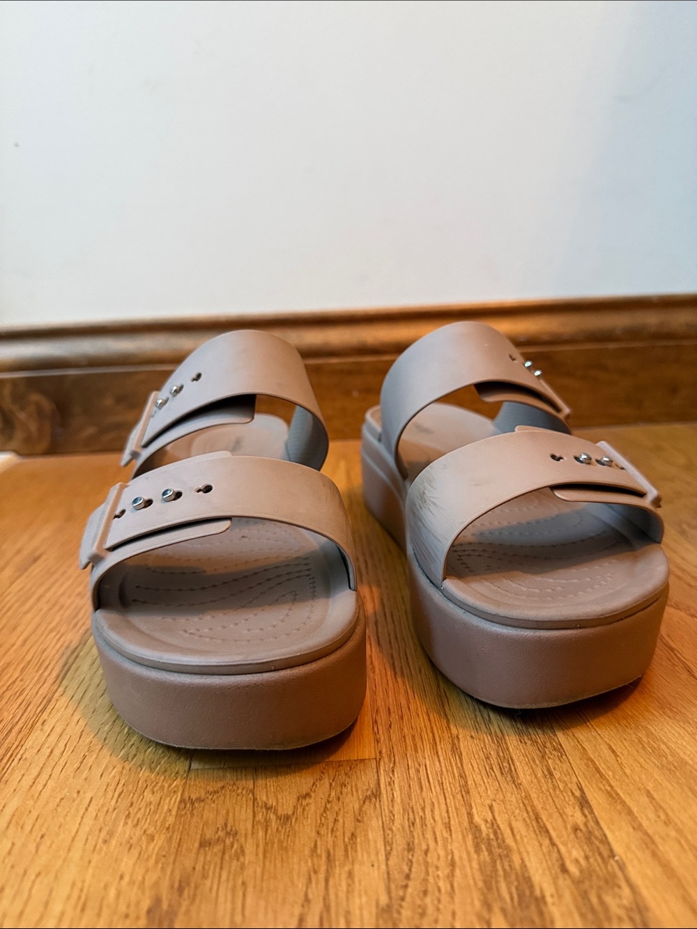 Crocs Brooklyn Buckle Low Wedge Sandal Latte Mushroom Comfort Fall Women’s Sz 9 - Picture 4 of 9